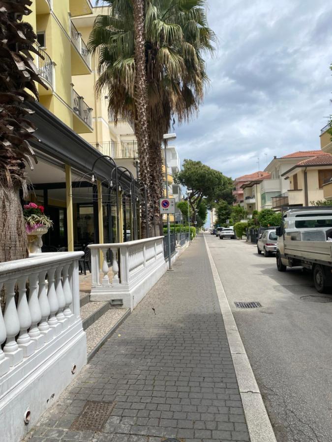Hotel Modenese Riccione Kültér fotó